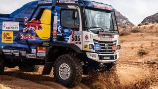 КАМАЗ пропущен, Iveco впереди.