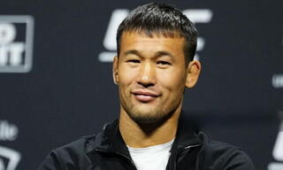 Боец UFC Шавката Рахмонов наслаждается клубникой