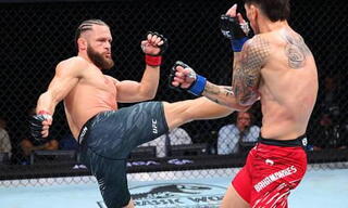 Рафаэль Физиев разгромил Бахамондеса на турнире UFC в Баку