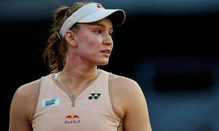 Элена Рыбакина готовится к травяному сезону.