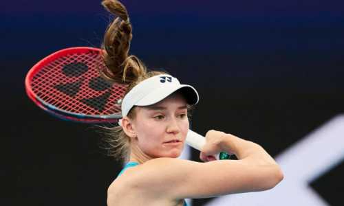 Елена Рыбакина вступает в битву на Уимблдоне.