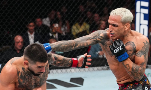 Илия Топурия нокаутировал Чарльза Оливейру за титул чемпиона UFC.