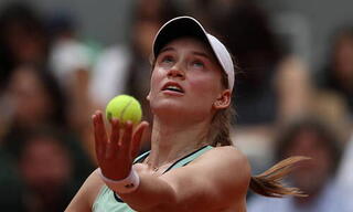 Елена Рыбакина одерживает победу над Хитер Уотсон в Лондоне