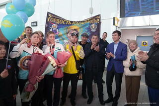 В Астане торжественно встретили чемпионок по женскому боксу