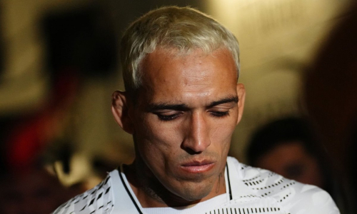 Чарльз Оливейра проиграл нокаутом Илии Топурии в UFC 317