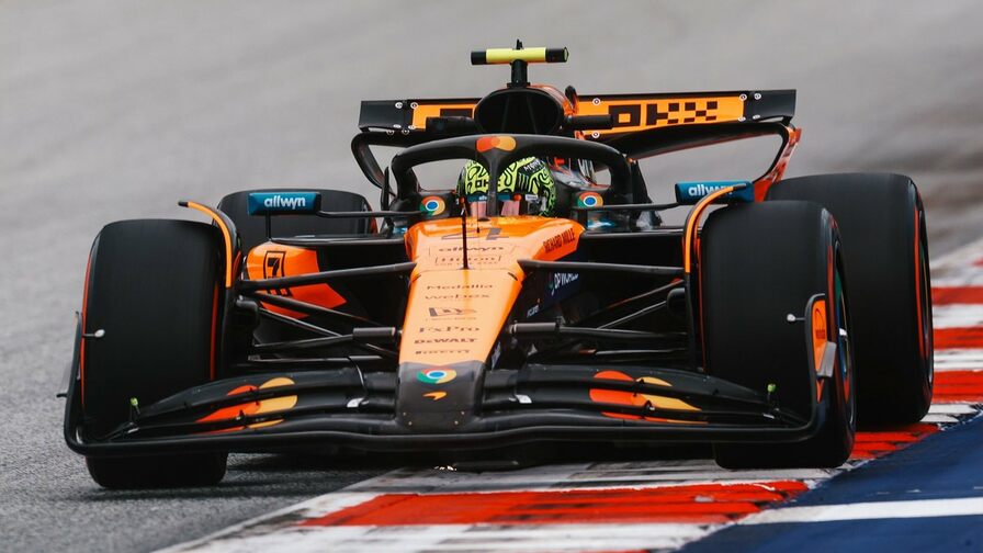 Пилоты McLaren лидируют на тренировке в Австрии