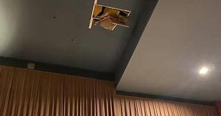 Посетительница кинотеатра чудом избежала удара обвалившимся потолком