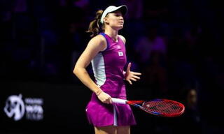 Сенсация на WTA Finals: Рыбакина проиграла первый матч, но еще всё возможно