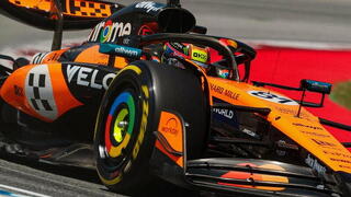Пилоты McLaren доминируют на трассе в Барселоне.