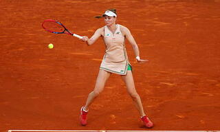 Елена Рыбакина готовится к поединку на турнире WTA 1000 в Риме.