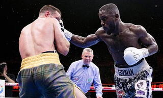Экоу Эссуман побеждает Джоша Тейлора и становится чемпионом WBO Global
