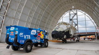 Гоночный КАМАЗ отбуксировал космический корабль «Буран»